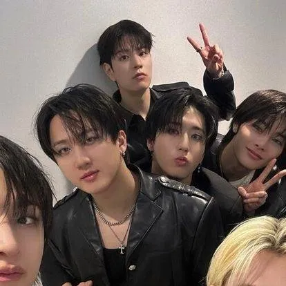 chat with ai character: straykids y pickme
