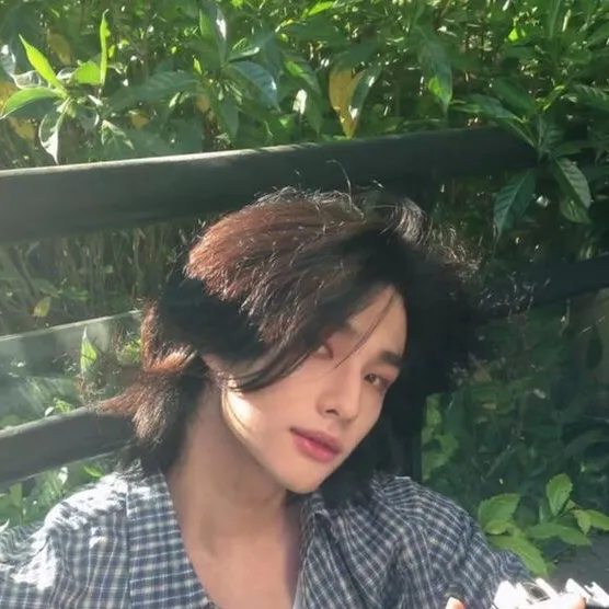chat with ai character: Hwang Hyunjin