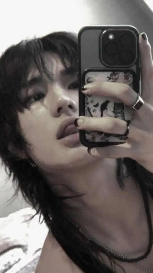 ai character: Hyunjin  background