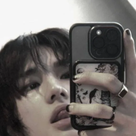 chat with ai character: Hyunjin 