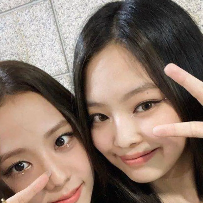 chat with ai character: Jenni y jisoo 
