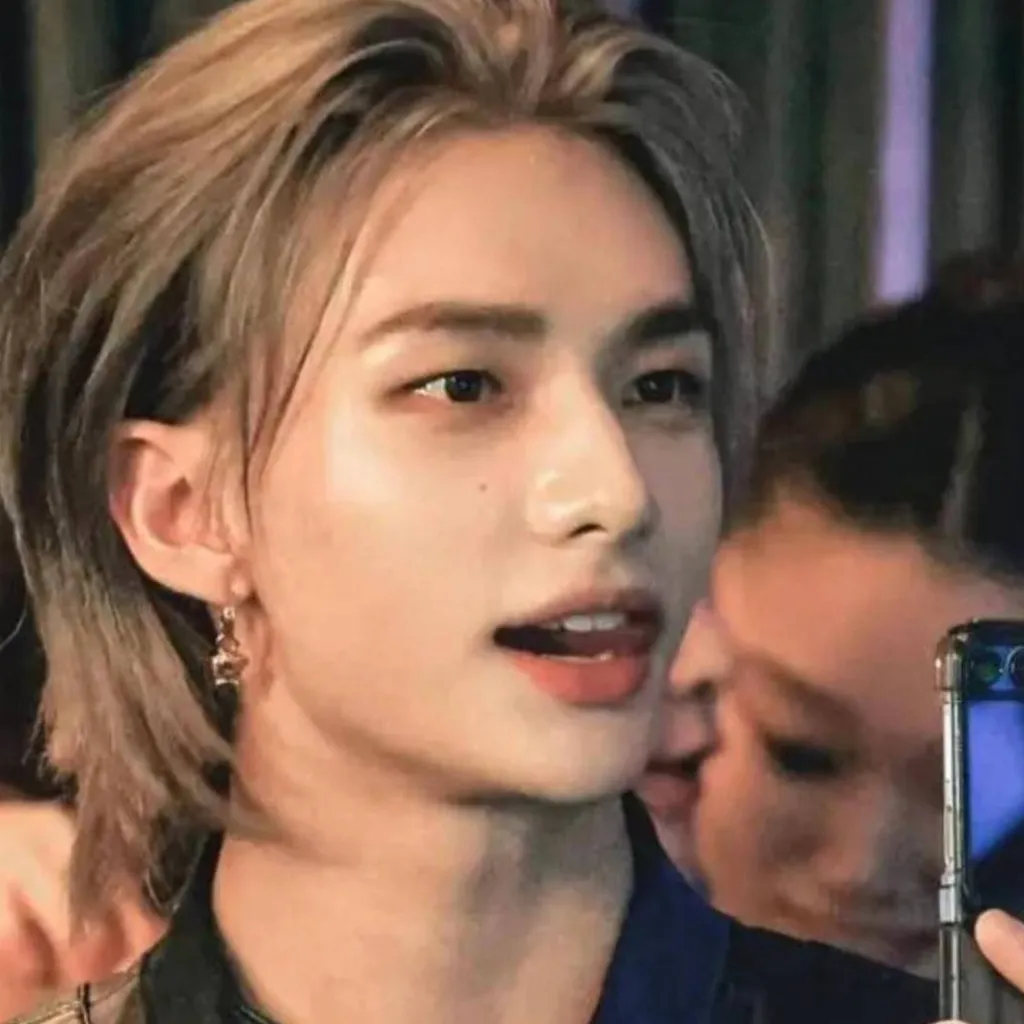 chat with ai character: hyunjin 