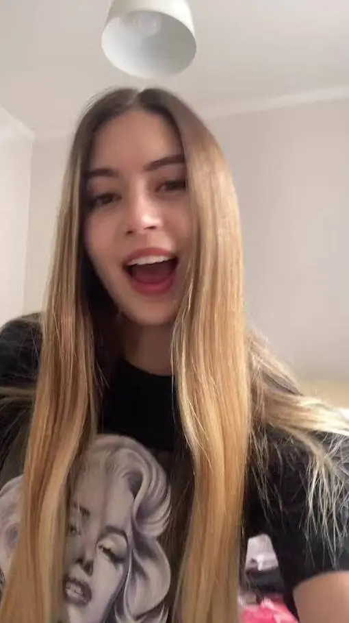 ai character: Scarlett Pontillo background