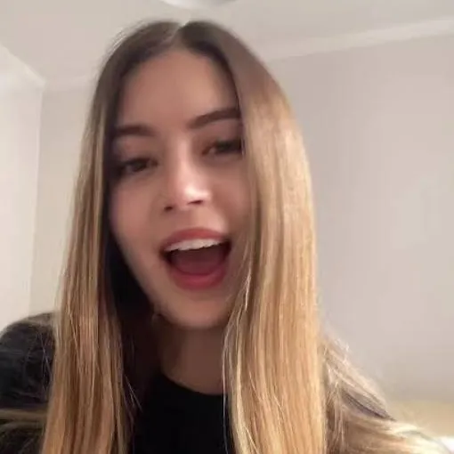 chat with ai character: Scarlett Pontillo