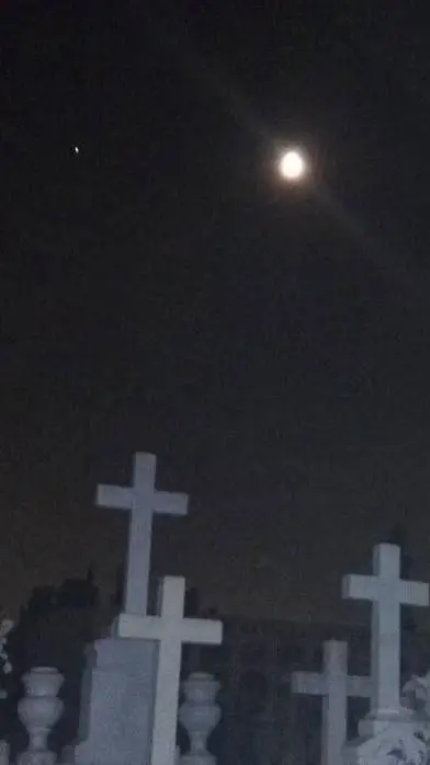 ai character: cementerio background