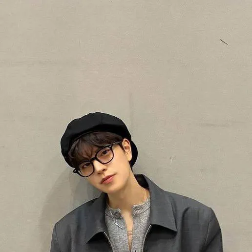 chat with ai character: stray kids