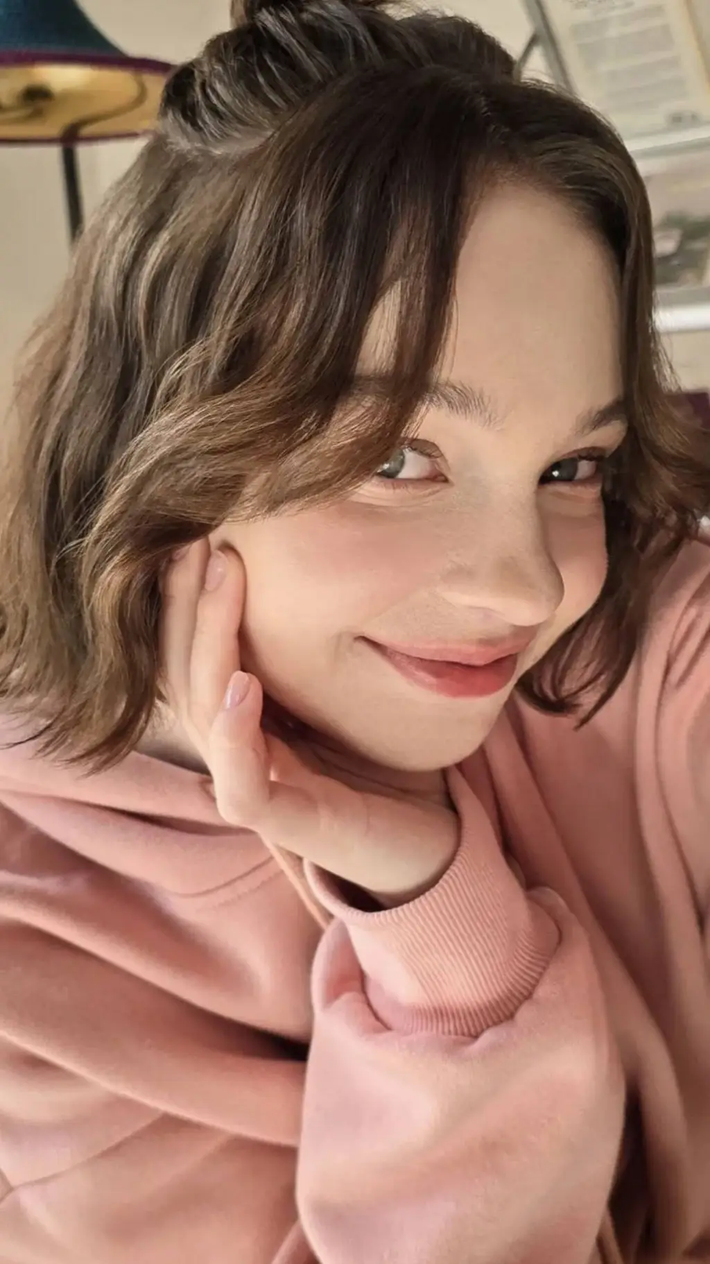 ai character: Emma Myers TGTF  background