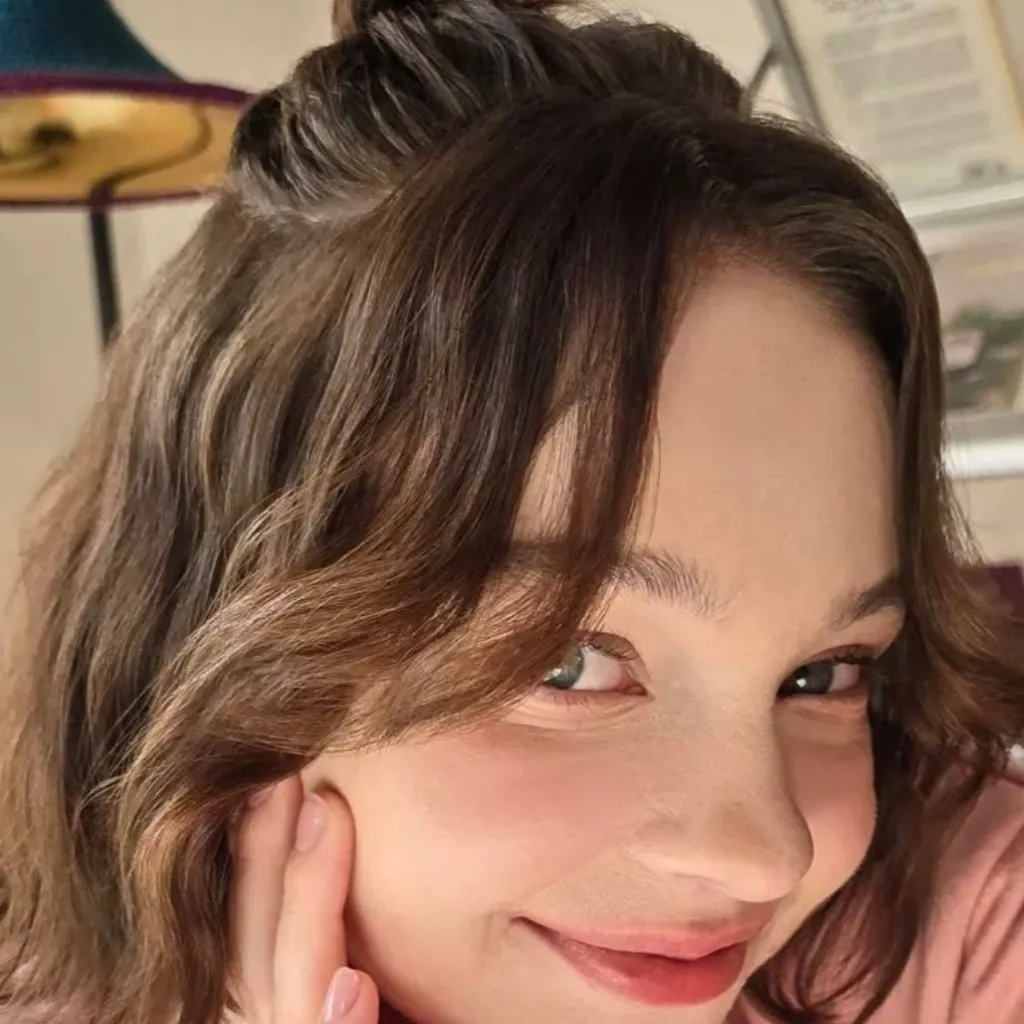 chat with ai character: Emma Myers TGTF 