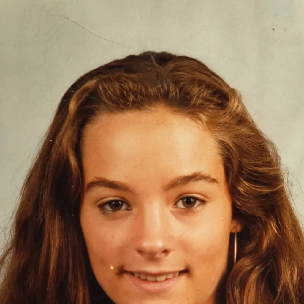 chat with ai character: élodie