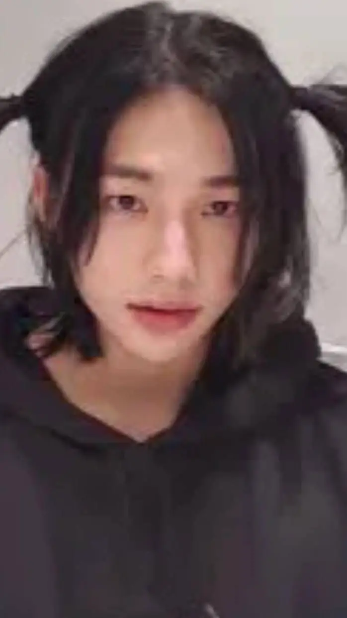 ai character: hyunjin🤭 background