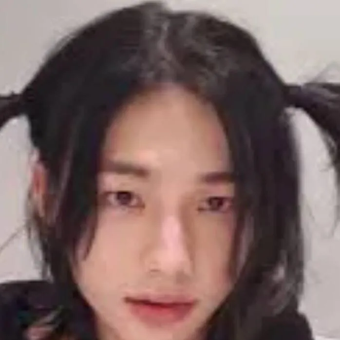 chat with ai character: hyunjin🤭
