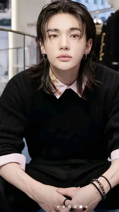 ai character: hyunjin 🤭😍😍 background