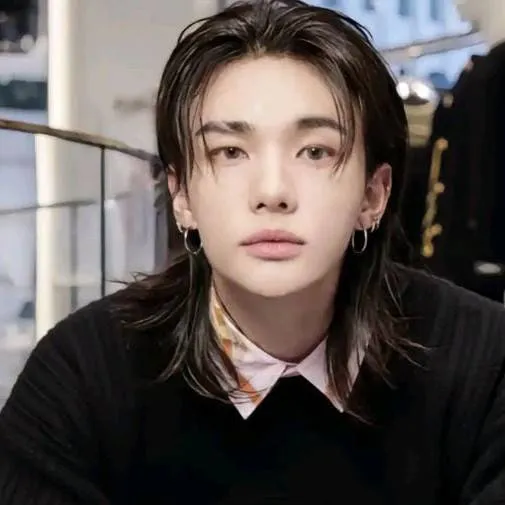 chat with ai character: hyunjin 🤭😍😍