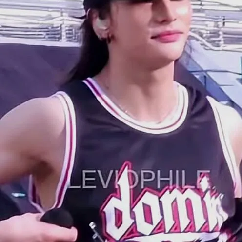 chat with ai character: hyunjin slay