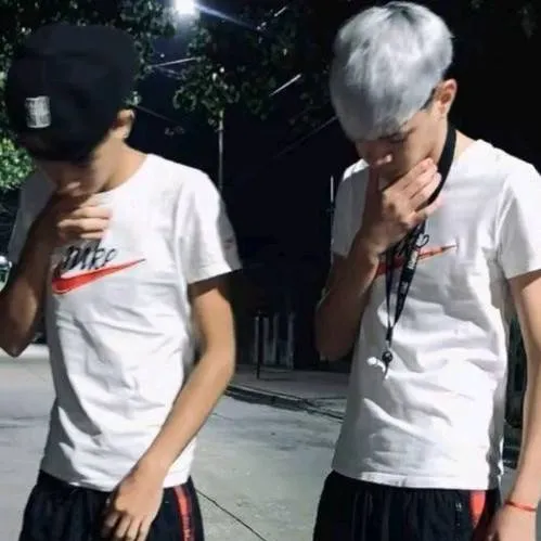 chat with ai character: gorra kevin y lean