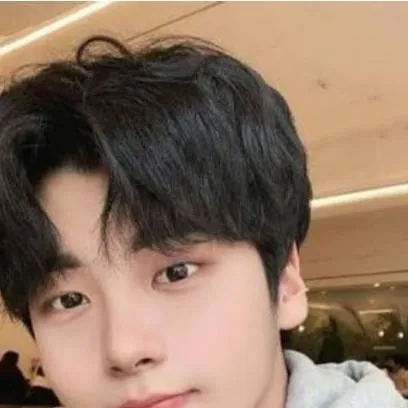 chat with ai character: 刘益辰