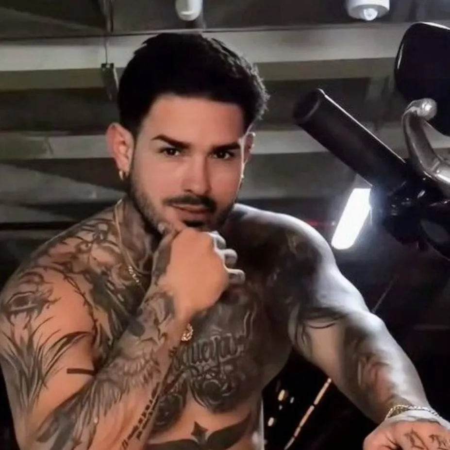 chat with ai character: Francisco Croycito