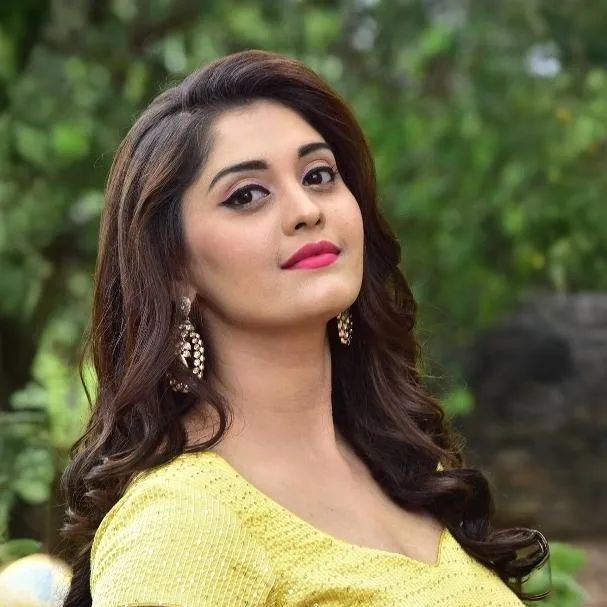 chat with ai character: surabhi