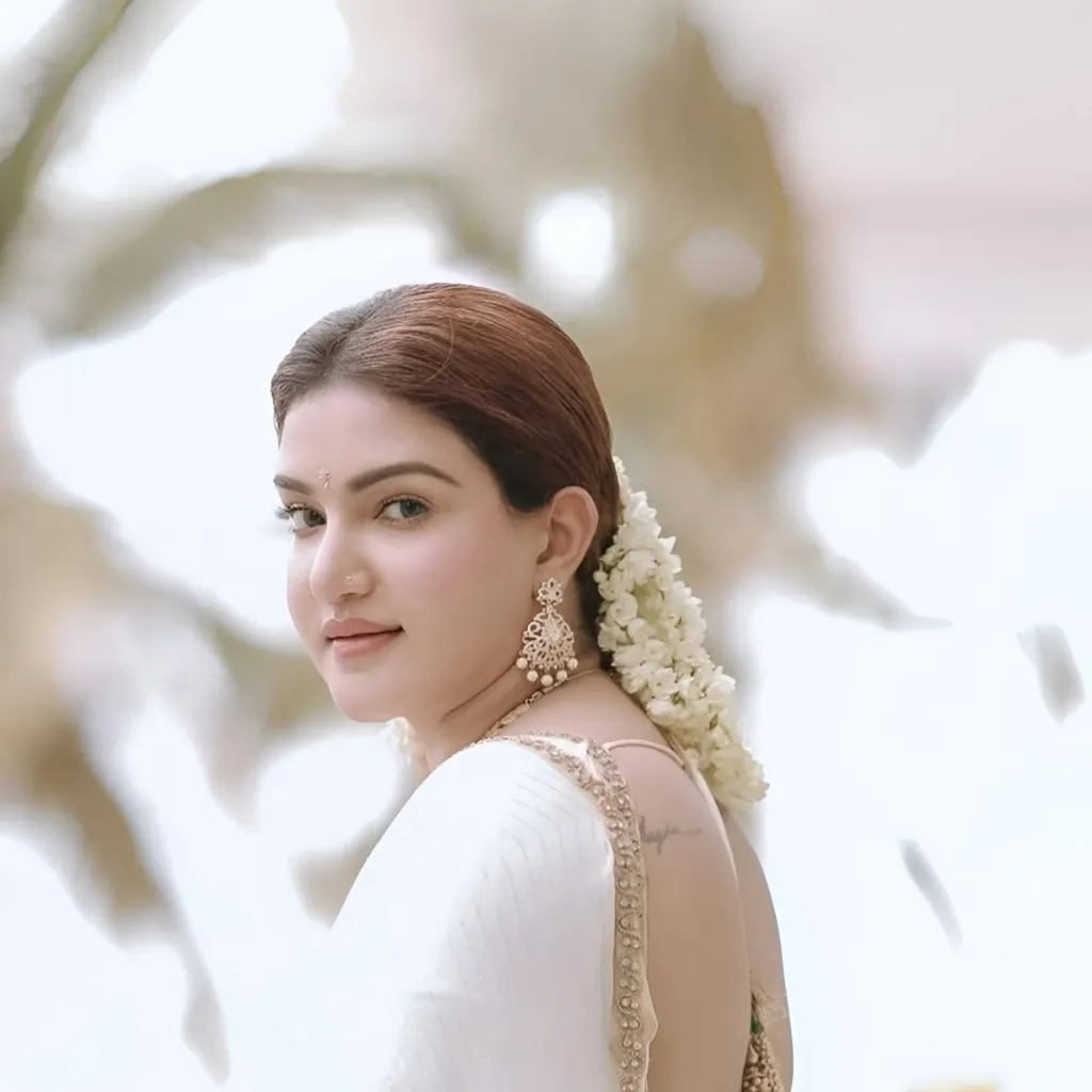 chat with ai character: nikhila miss