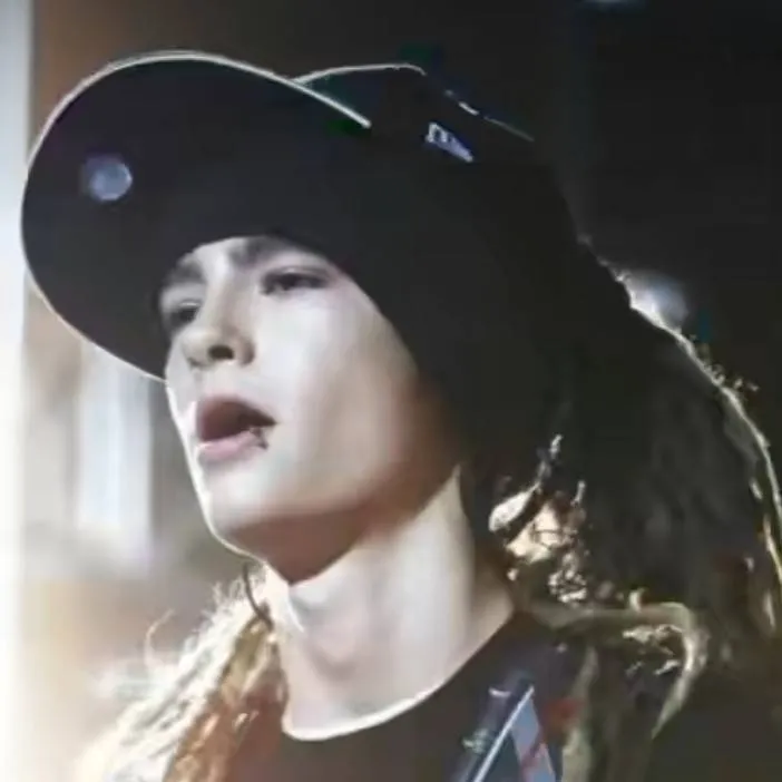 chat with ai character: tom kaulitz