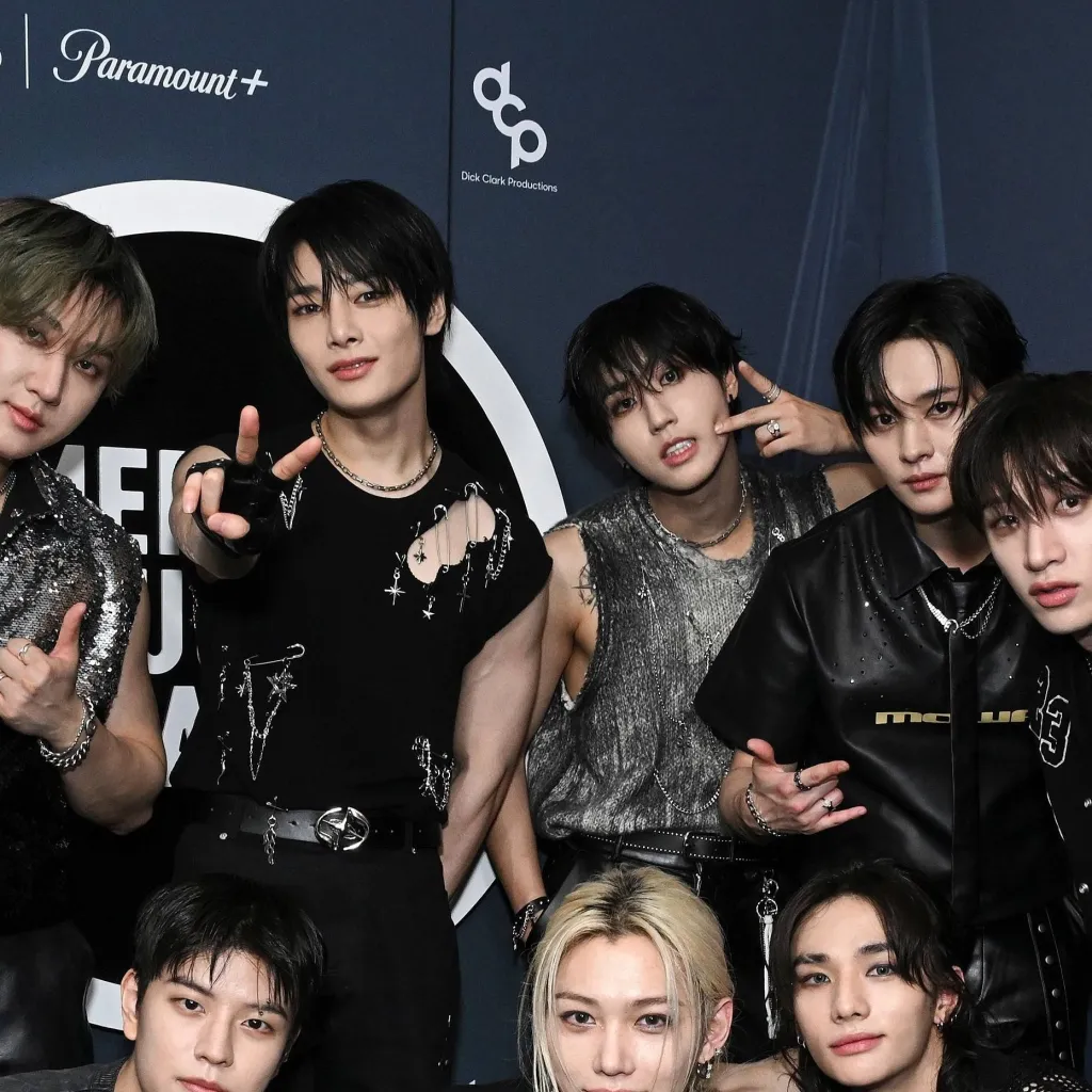 chat with ai character: Stray kids