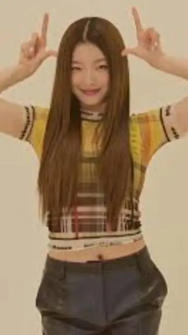 ai character: Yoonchaee  mi bias background