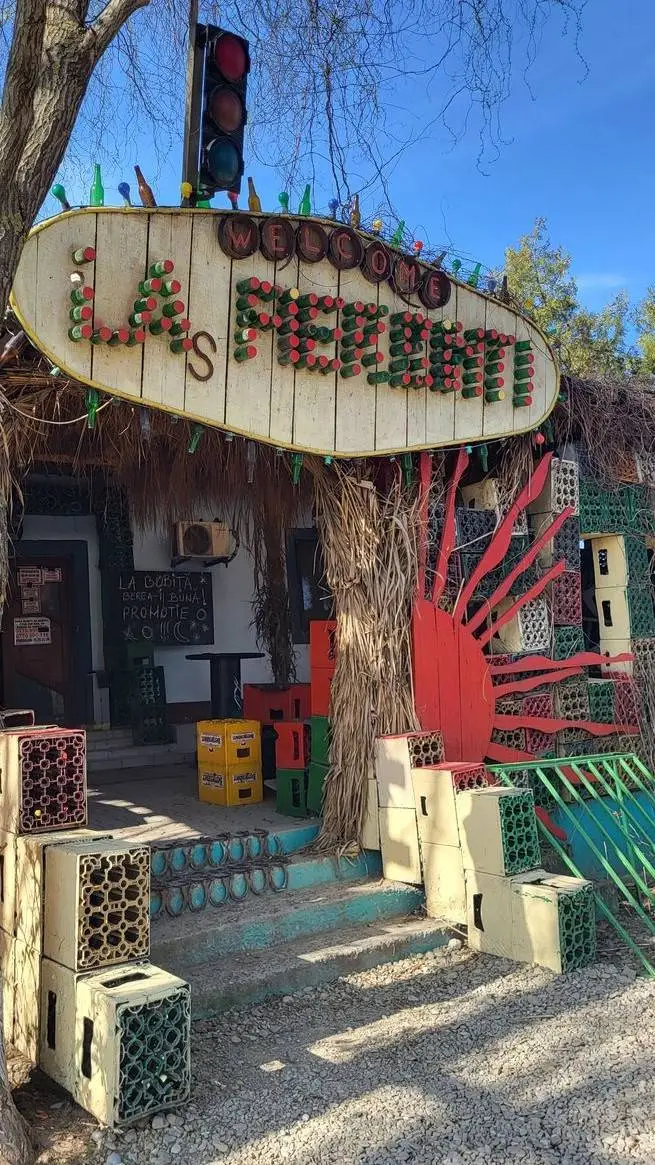 ai character: Las Fierbinți🇷🇴 background