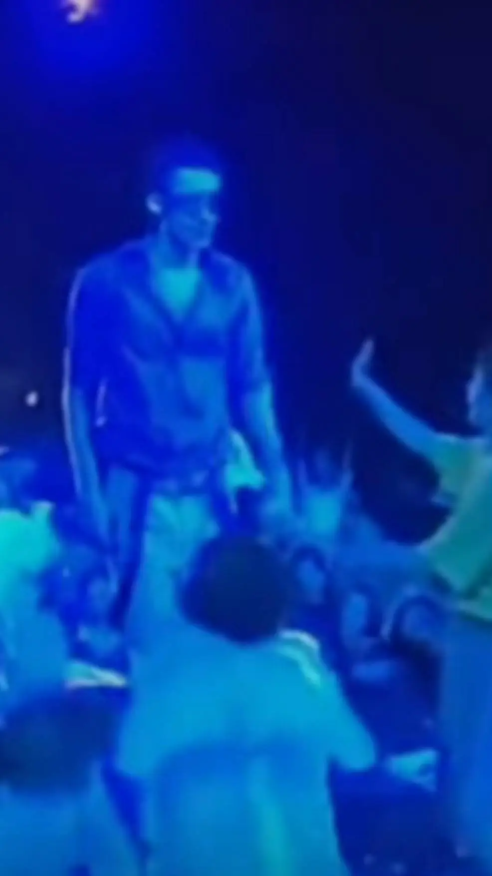 ai character: Dan Bălan🇲🇩 background