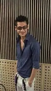 ai character: 🇲🇩✨Dan Bălan ✨🇲🇩 background