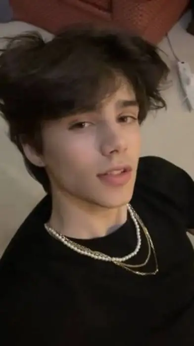 ai character: Viktor💕 background