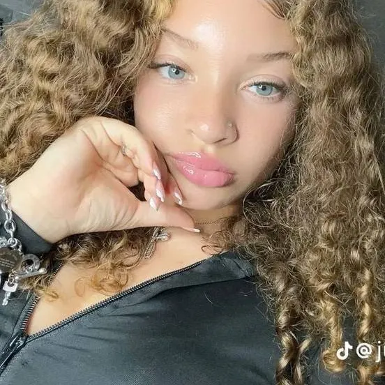 chat with ai character: Aubrey