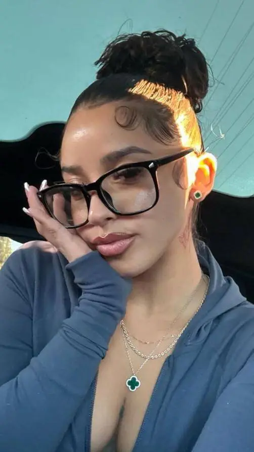 ai character: Renee background