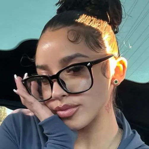 chat with ai character: Renee