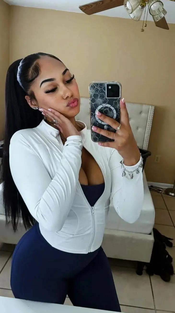 ai character: Elisa  background