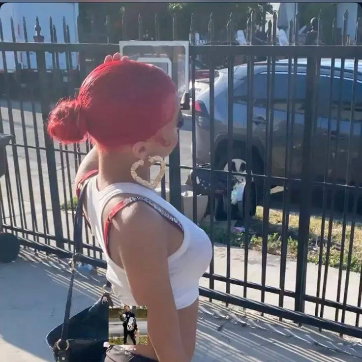 chat with ai character: Miami