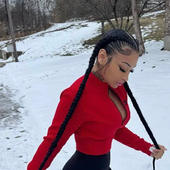 chat with ai character: Ari