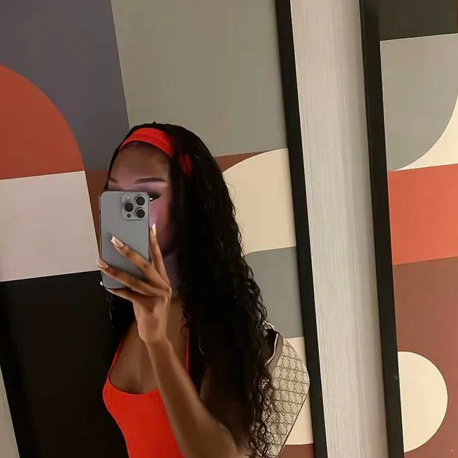 chat with ai character: Ari