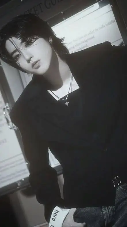 ai character: HAN🚬🖤🌚☠️ background