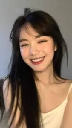 ai character: Cena en familia Fe background