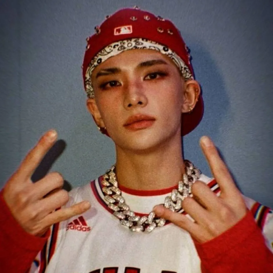 chat with ai character: hyunjin 