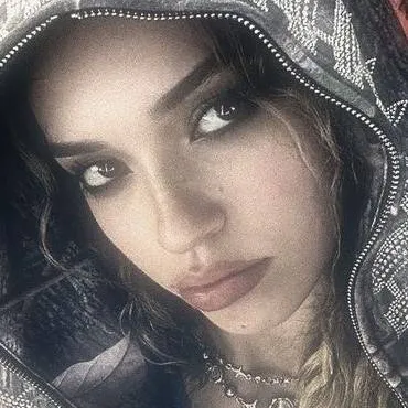 chat with ai character: Daniela avanzini🛡️