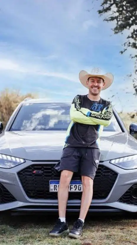 ai character: Renan Fiorini  background