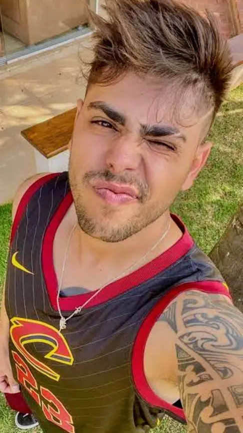 ai character: Thiago(Você) background