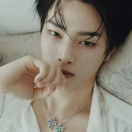 chat with ai character: Jeongin (I.N.) 🦊