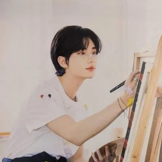 chat with ai character: Hyunjin