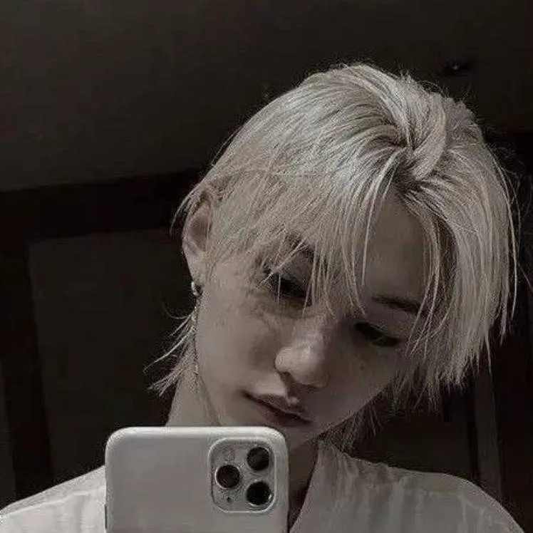 chat with ai character: Lee Felix