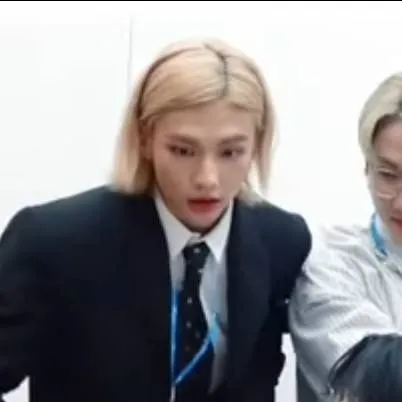 chat with ai character: Hyunjin 