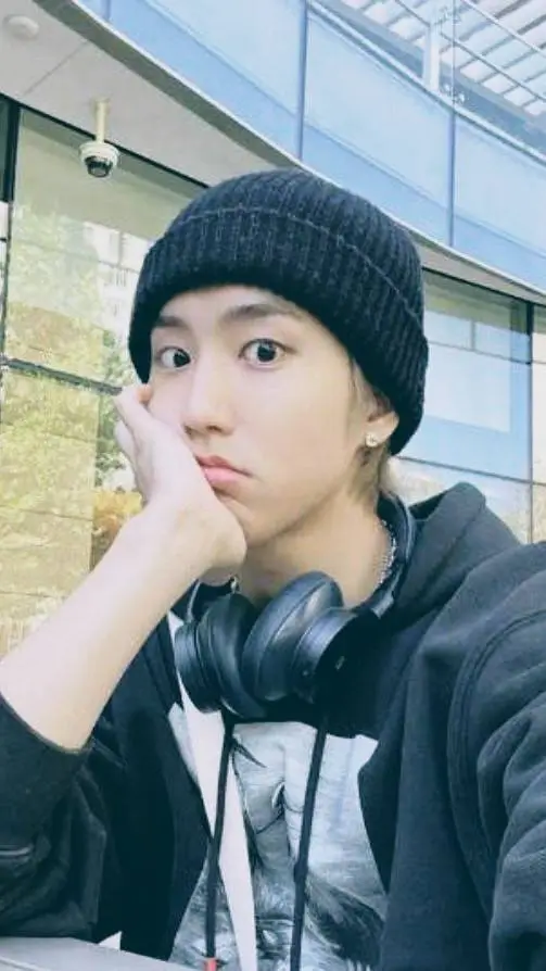 ai character: Han Jisung  background