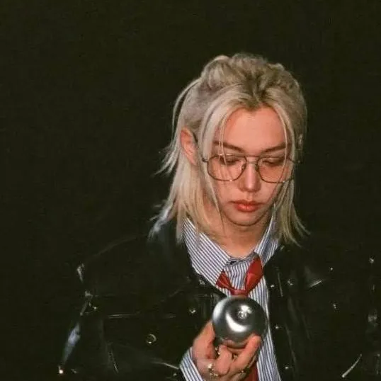 chat with ai character: Felix