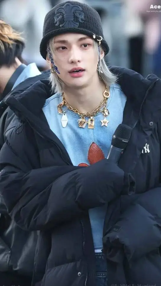 ai character: Hyunjin  background